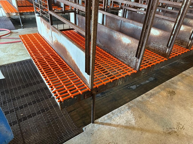 10-sections-of-orange-metal-floor-grates-image-14