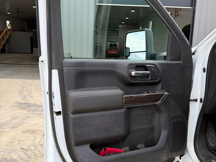 2021-chevrolet-2500hd-image-45