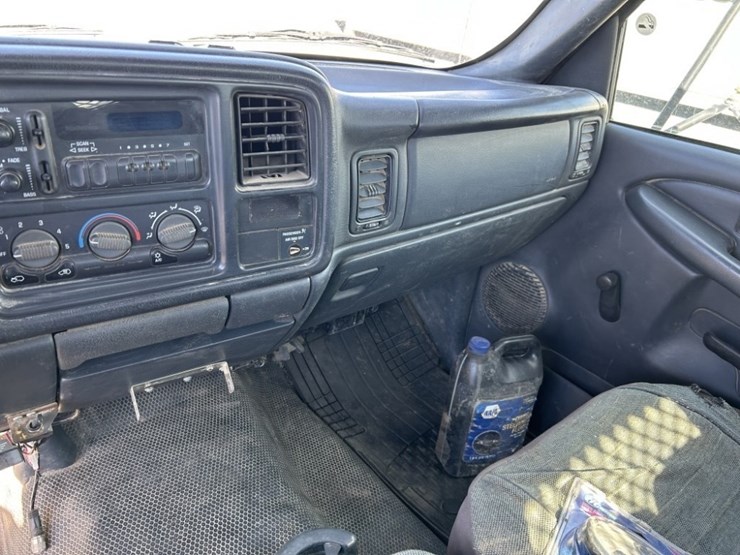 2002-chevrolet-silverado-3500-image-14