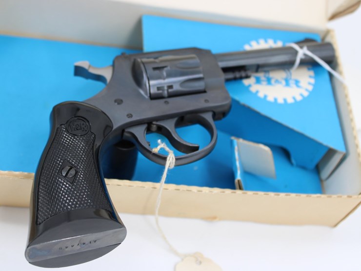 #111-•-h-&-r-model-929-.22-pistol-image-10
