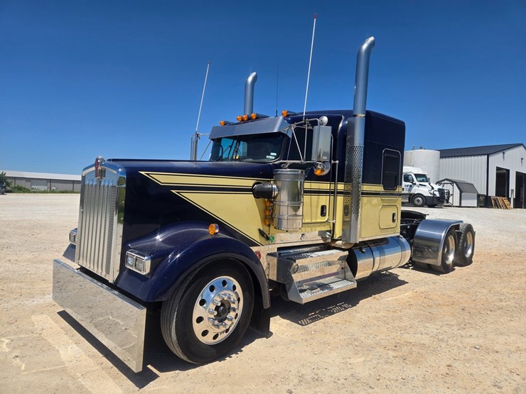 2023-kenworth-w900-image-3