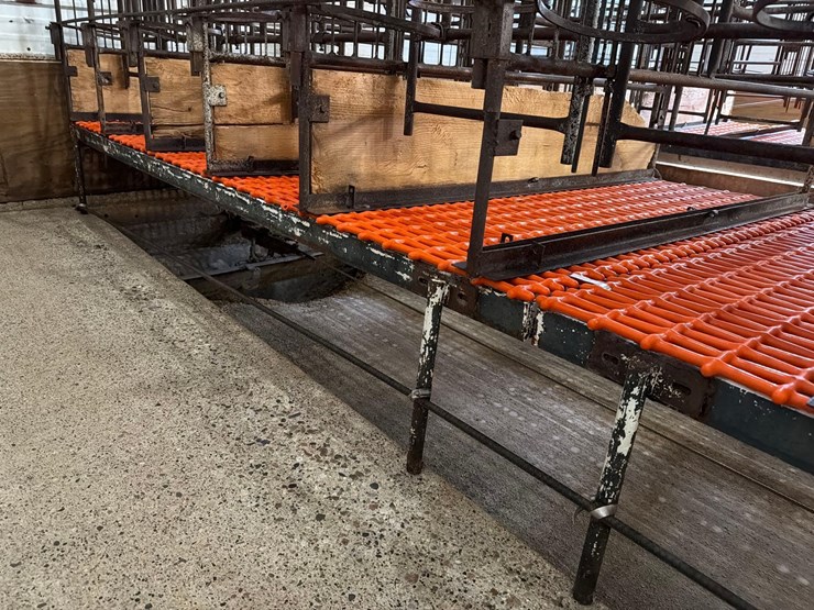 10-sections-of-orange-metal-floor-grates-image-6