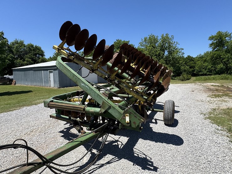 john-deere-220-image-8