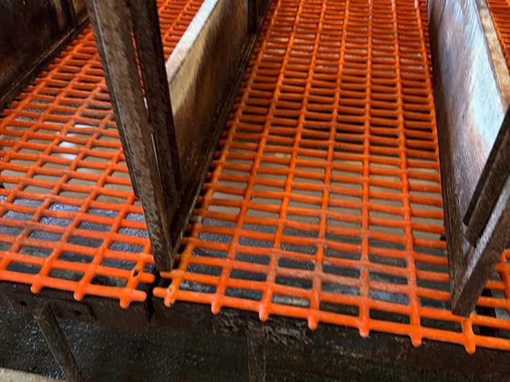 10-sections-of-orange-metal-floor-grates-image-12