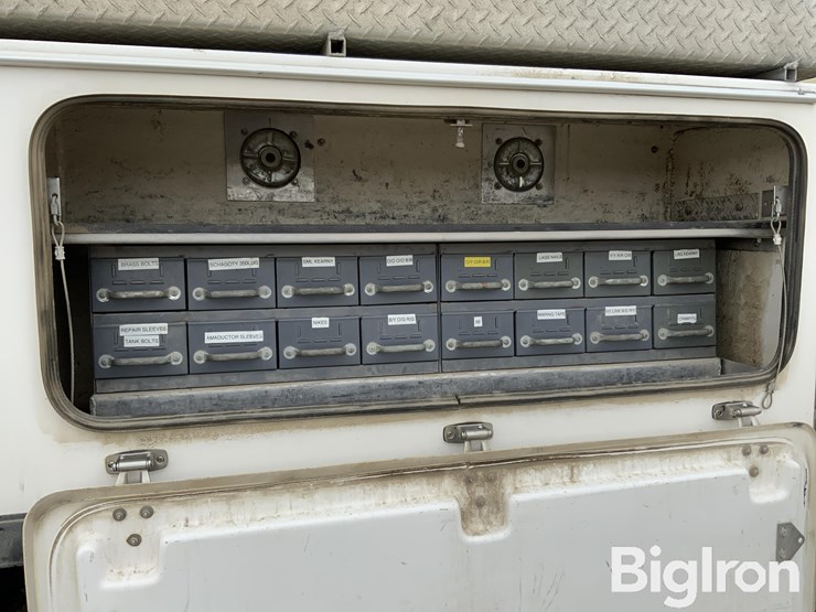 2013-freightliner-m2-106-image-19