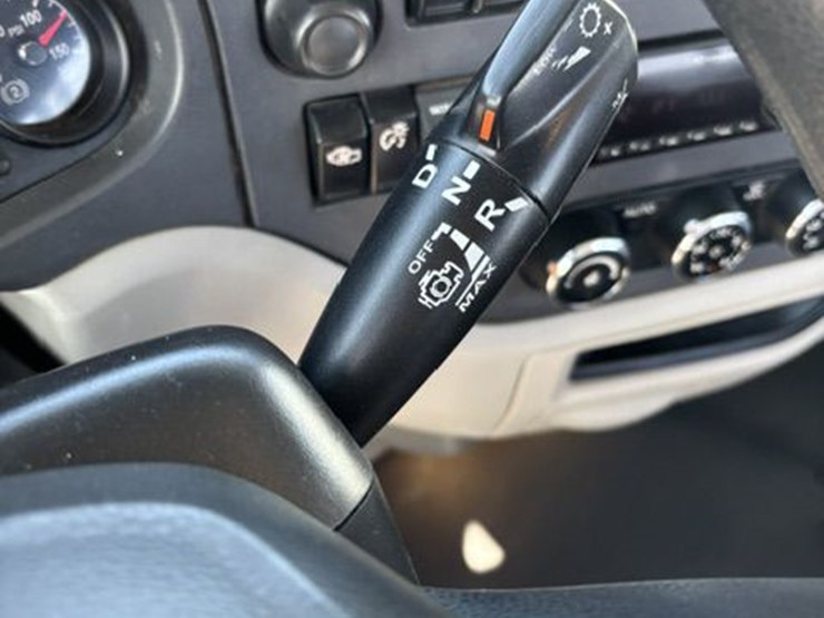 2019-peterbilt-579-image-14