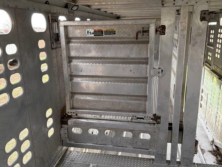 2008-wilson-livestock-trailer-image-58