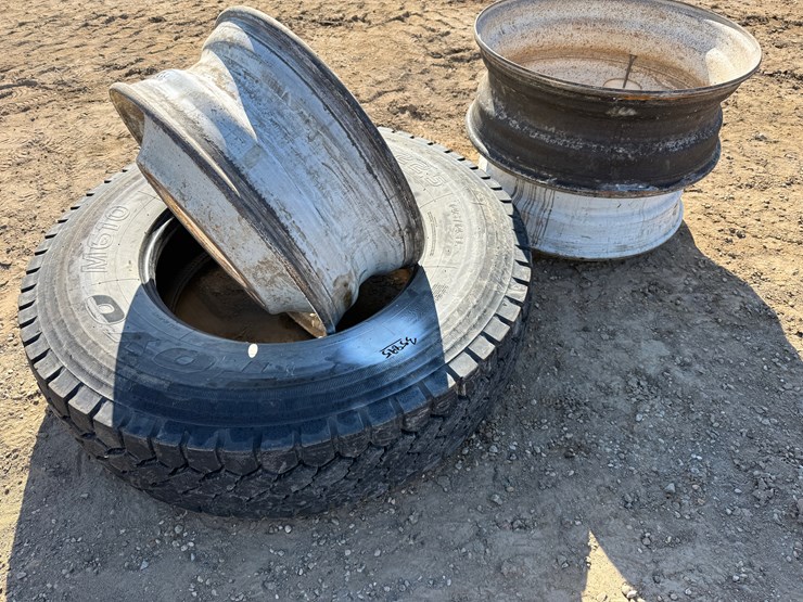 (1)-11r22.5-toyo-grip-tire,-(2)-22.5-budd-wheels-&-(1)-24.5-pilot-wheel-image-2