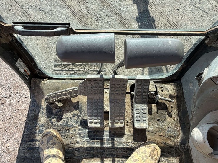 2015-hitachi-zx160-lc-image-33