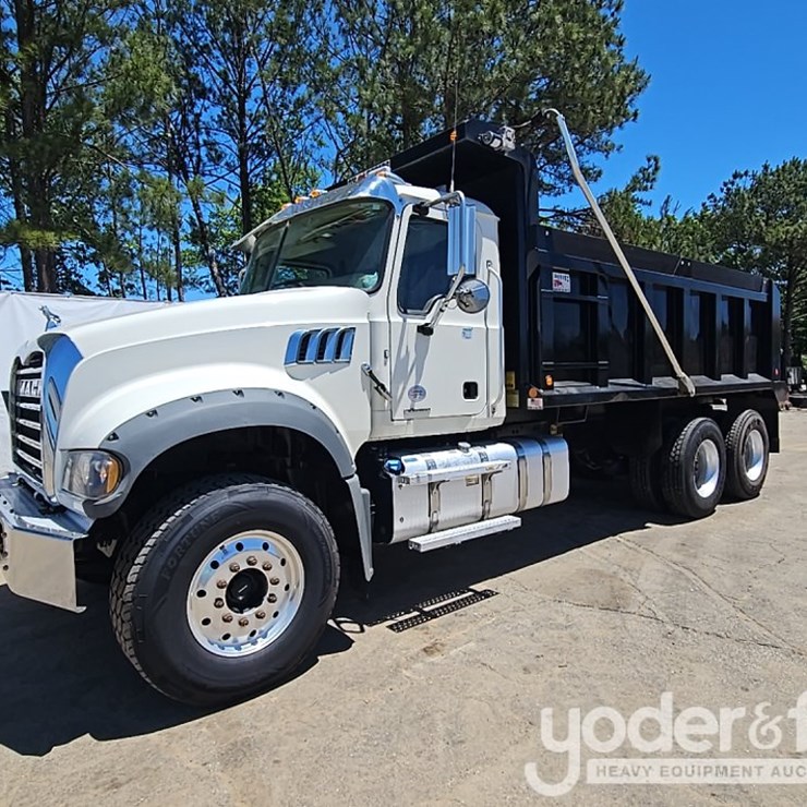 2021 Mack GR64F
