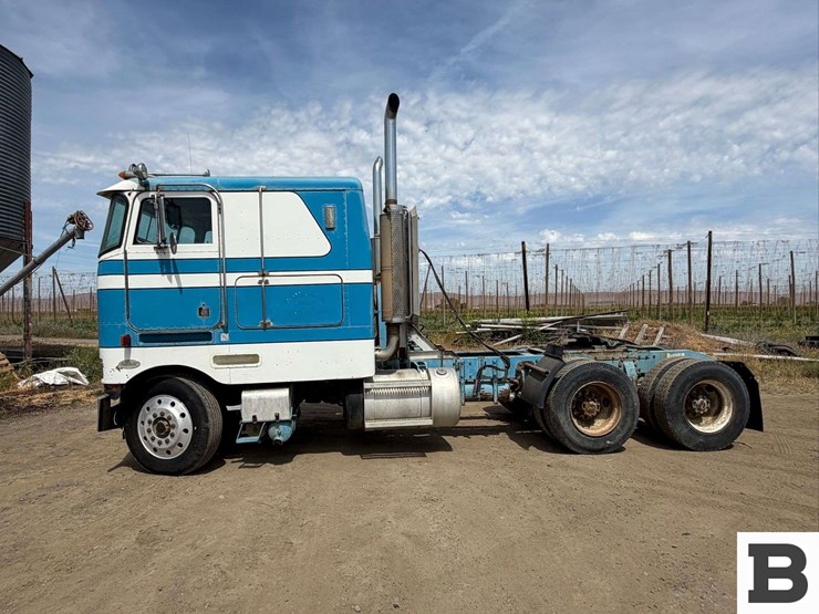 1984-peterbilt-362-image-2