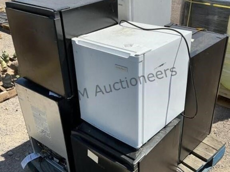pallet-of-asst-mini-fridges-image-3