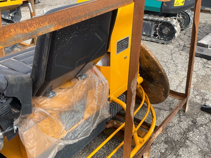 #9043-•-unused-ride-on-concrete-power-trowel-(o12)-image-23