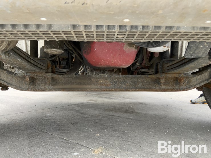 2013-freightliner-m2-106-image-10