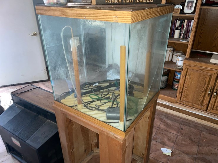#7059-•-fish-tank-with-stand-and-tv-image-5