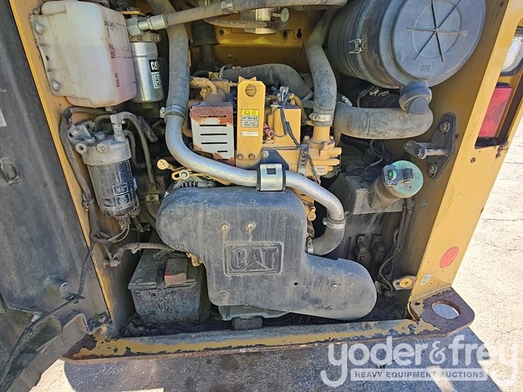 2015-caterpillar-257d-image-22