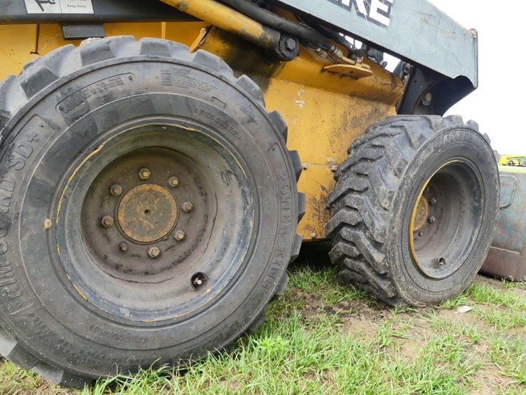 2011-deere-318d-image-6
