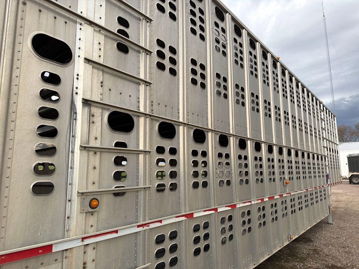 2008-wilson-livestock-trailer-image-10