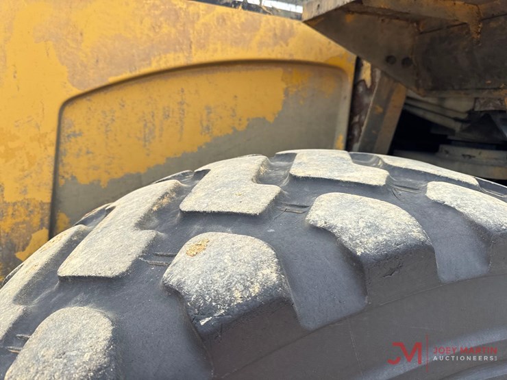caterpillar-416-image-14