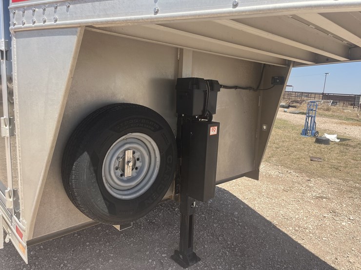 2015-elite-8'x26'-lowpro-livestock-trailer-image-11