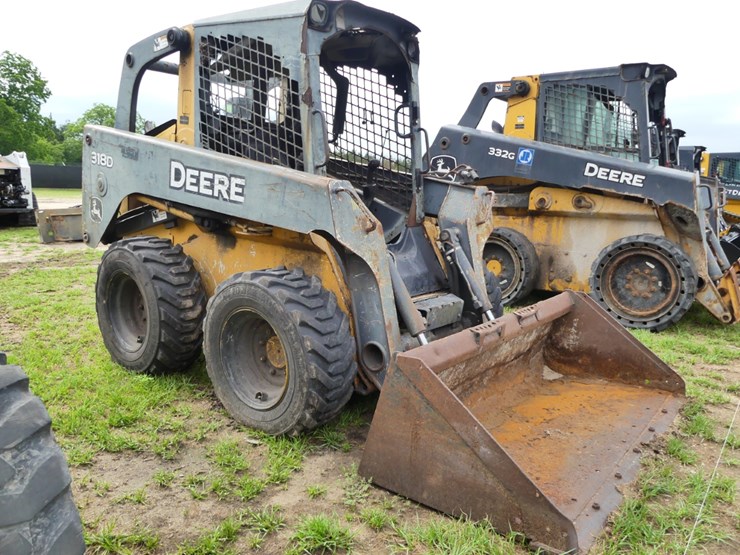 2011-deere-318d-image-2