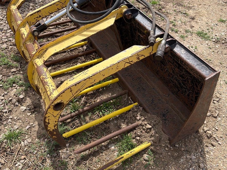 mds-72”-skidloader-grapple-manure-bucket-image-7