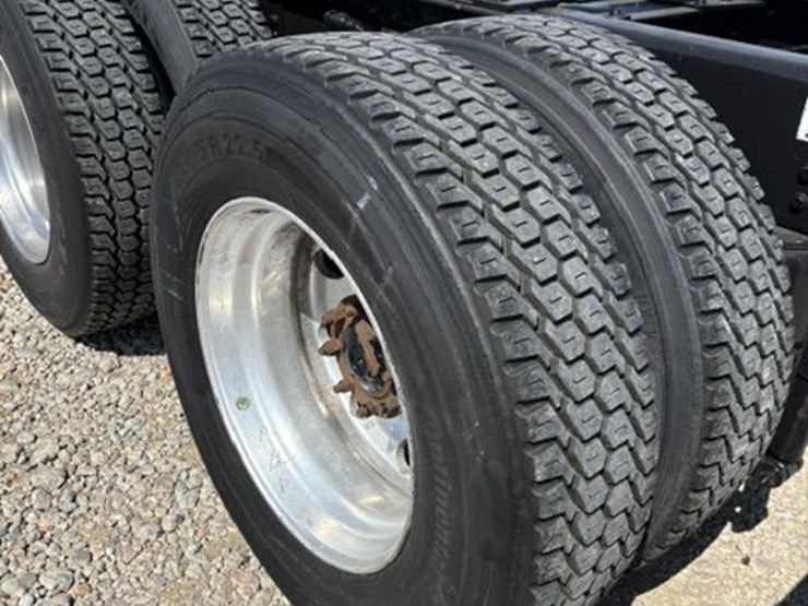 2019-peterbilt-579-image-8