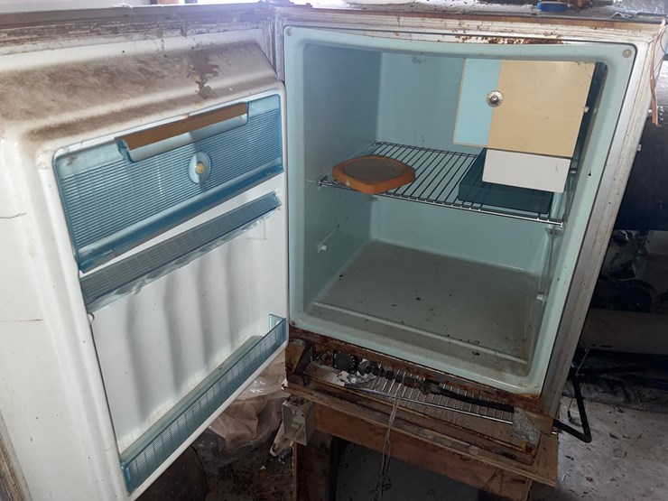 #7065-•-dometic-mini-fridge-and-stand-image-5