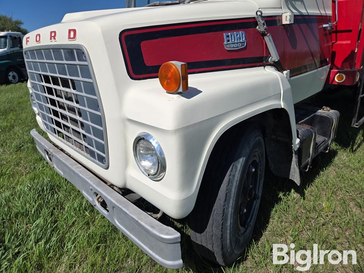 1974-ford-700-image-13