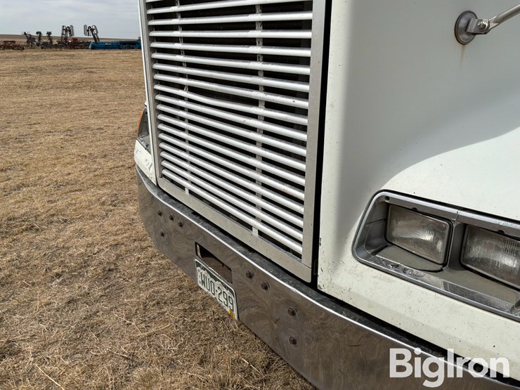 2000-freightliner-fld120-image-18