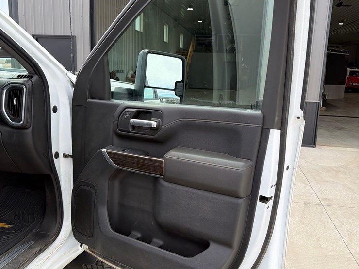 2021-chevrolet-2500hd-image-46