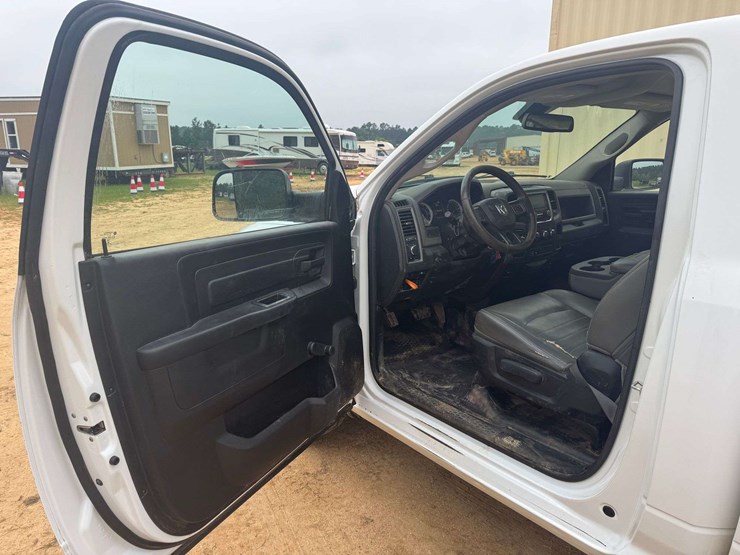 2019-ram-1500-classic-image-9