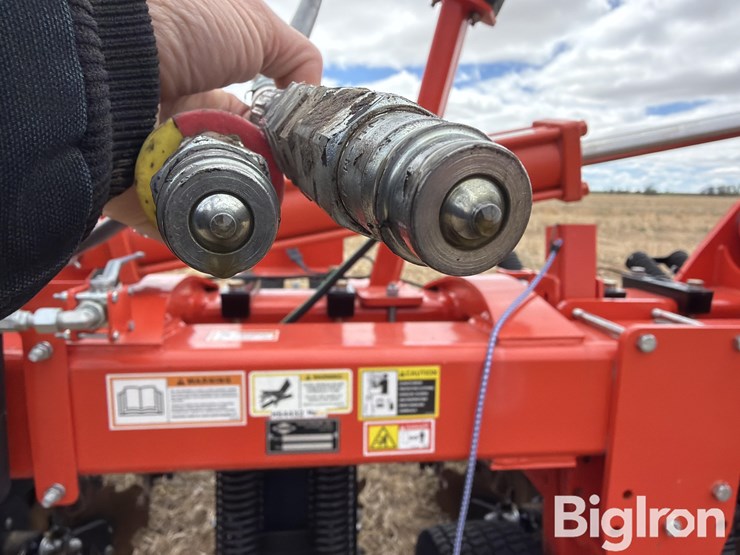 2019-kuhn-gladiator-1205-strip-tiller-image-10