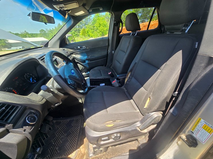 2016-ford-explorer-image-32
