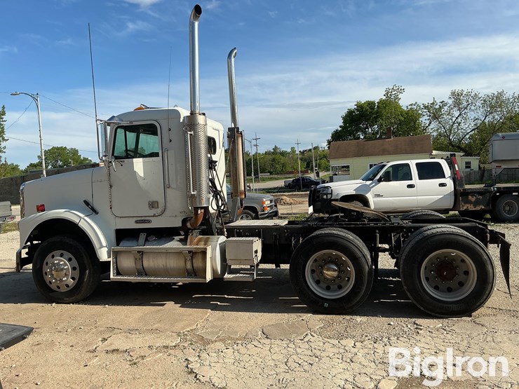 2000-freightliner-fld120-image-8