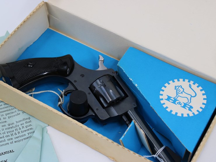 #111-•-h-&-r-model-929-.22-pistol-image-2