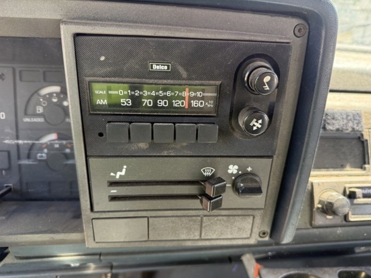 1989-chevrolet-c25-pickup-image-24