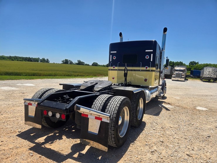 2023-kenworth-w900-image-17