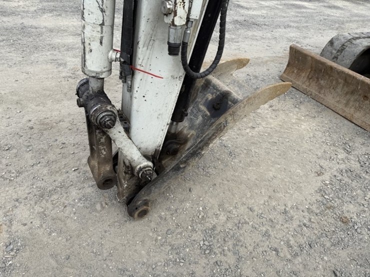 2017-takeuchi-tb260-image-12