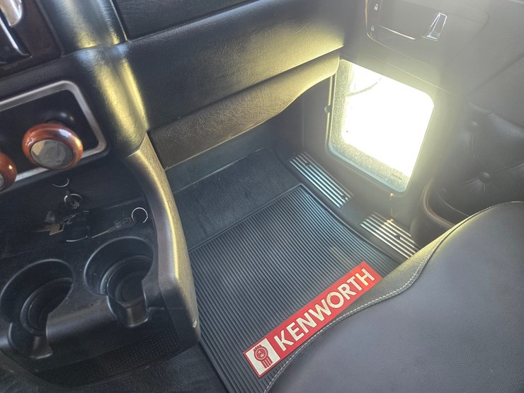 2023-kenworth-w900-image-61