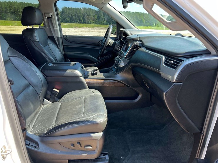 2015-chevrolet-tahoe-lt-image-19