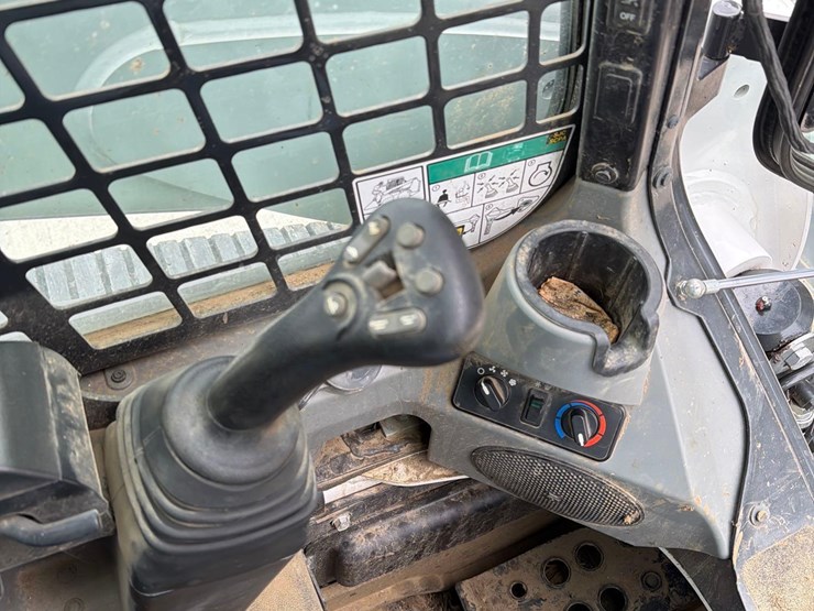 2023-bobcat-t770-image-45