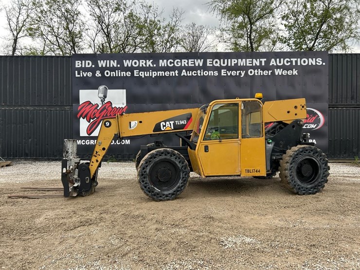 caterpillar-tl943-image-1