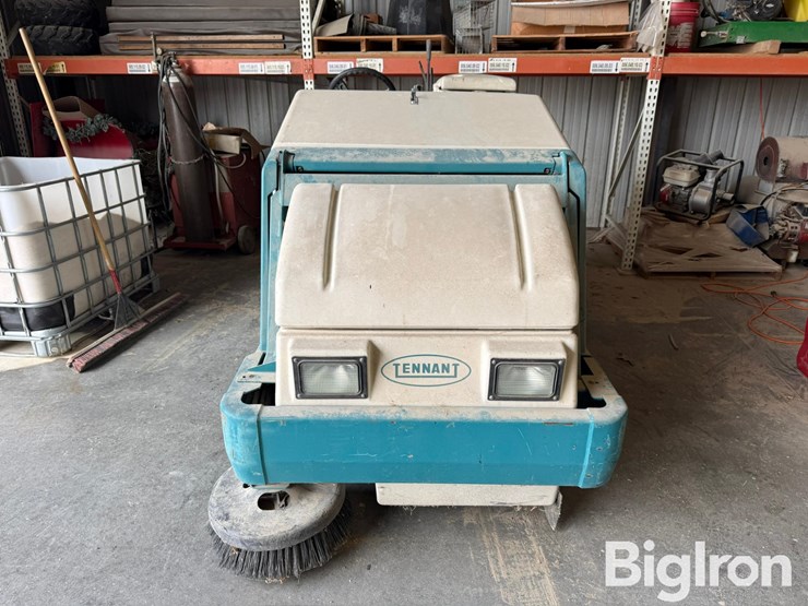 tennant-8200-floor-sweeper-image-2