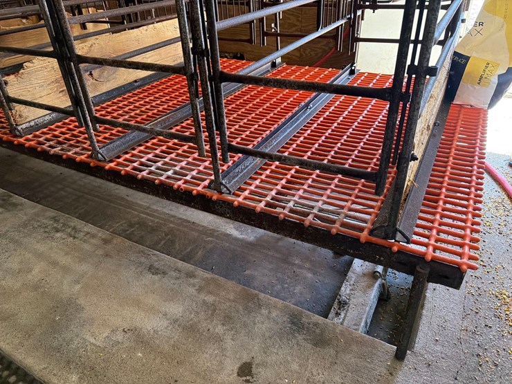 10-sections-of-orange-metal-floor-grates-image-15