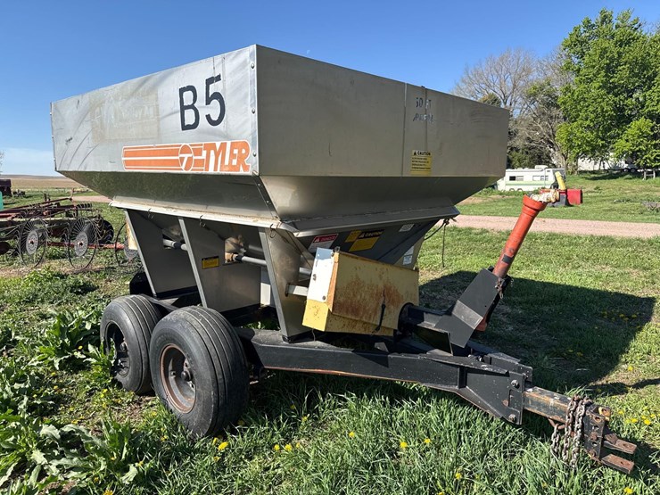 tyler-10-ton-fertilizer-spreader-image-1
