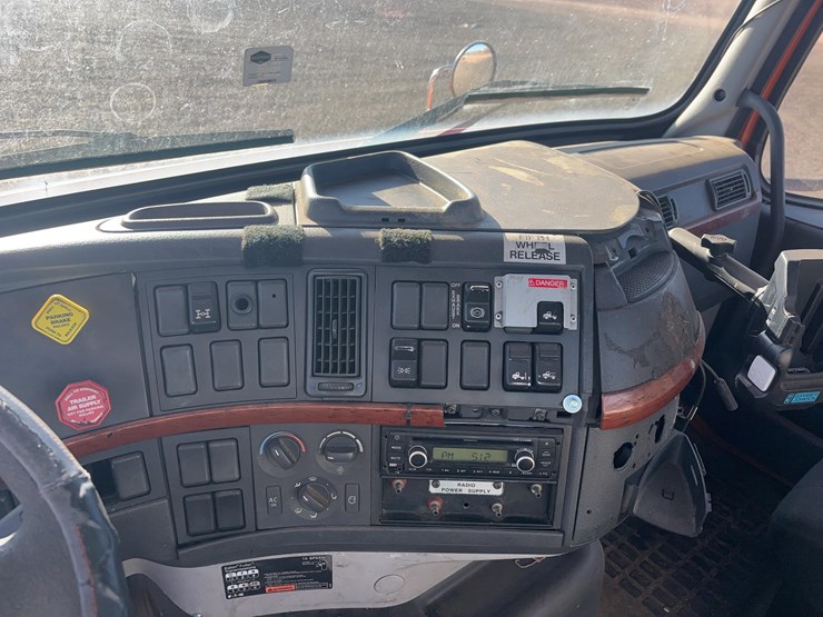 2007-volvo-vn-image-23