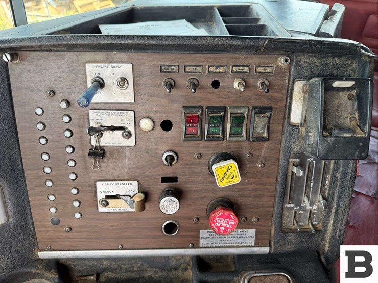 1984-peterbilt-362-image-41