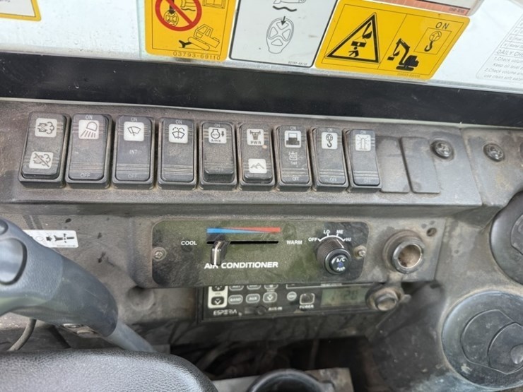 2017-takeuchi-tb260-image-34