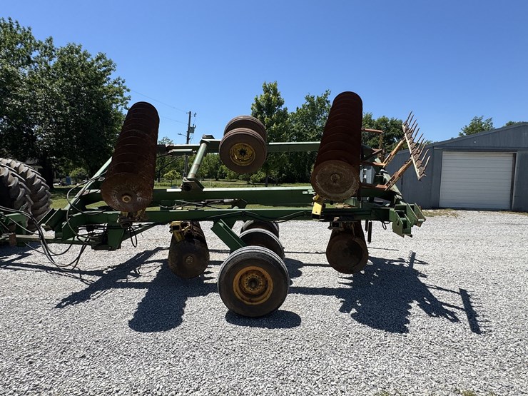 john-deere-220-image-6
